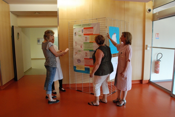 stand d information au batiment femme-enfant