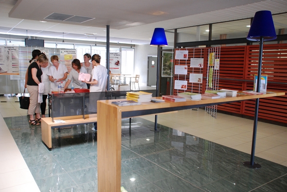 stand d information dans le hall d accueil