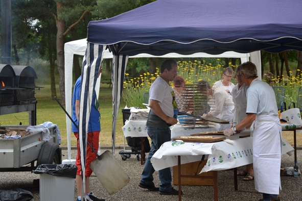 Le stand de tarte flambées tenu par les bénévoles.