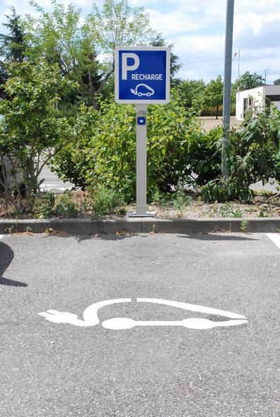 Place de stationnement avec la borne de recharge électrique