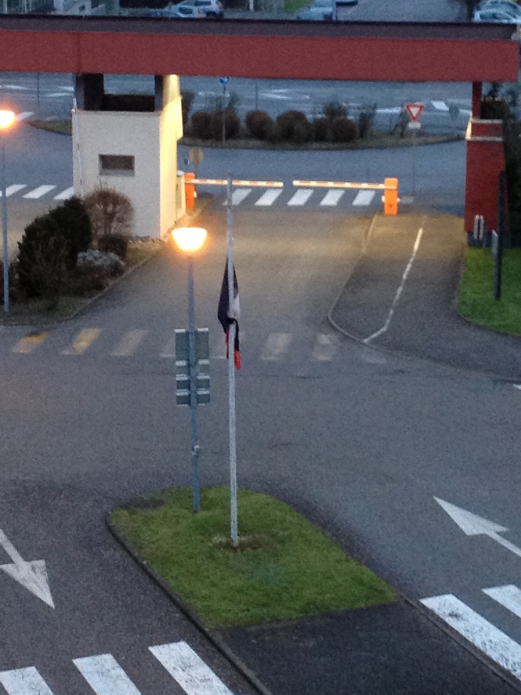 Le drapeau est mis en berne pendant trois jours.